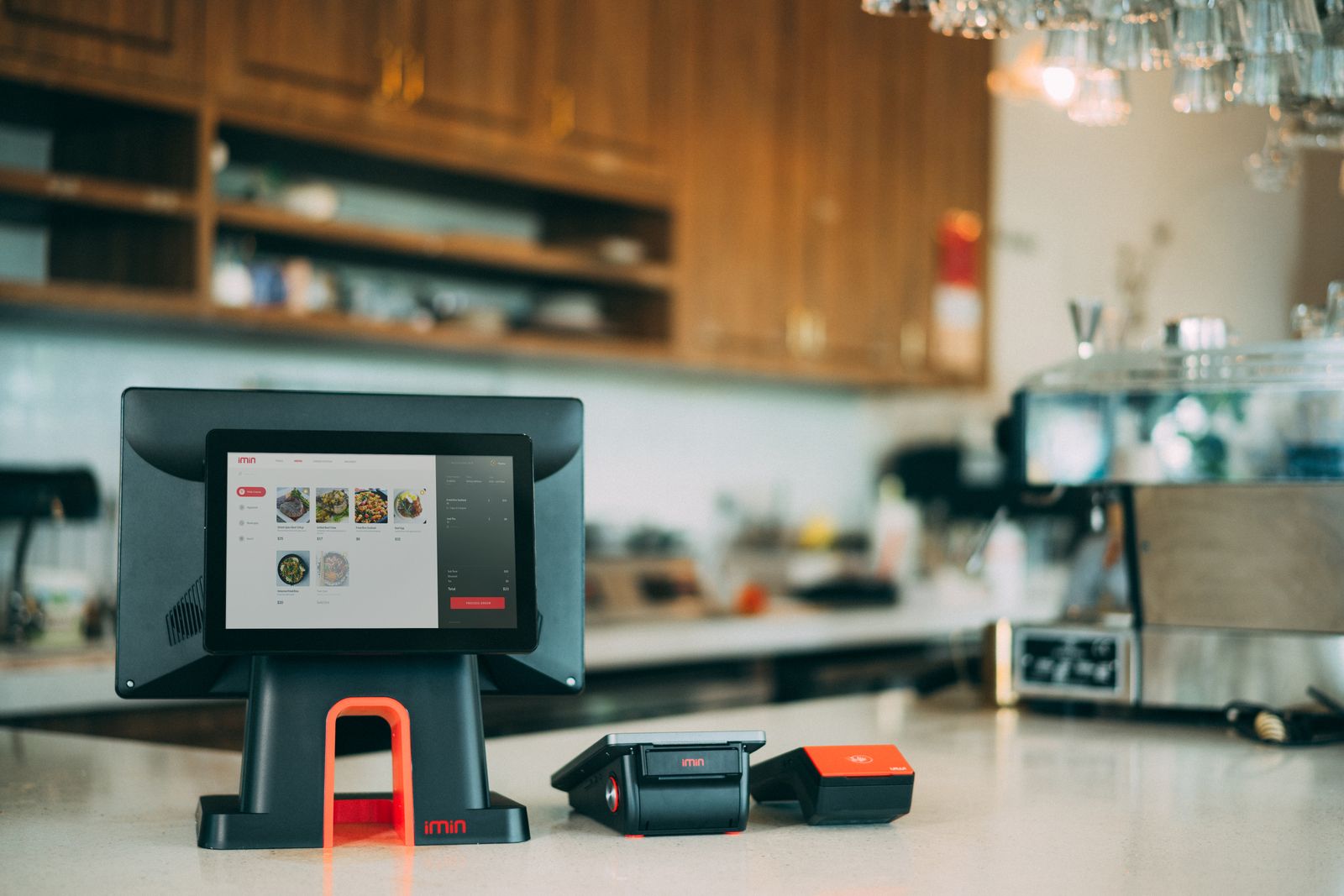 Terminal de caisse tactile CyberCaisse sur le comptoir d'un café, avec imprimante de tickets et lecteur de carte